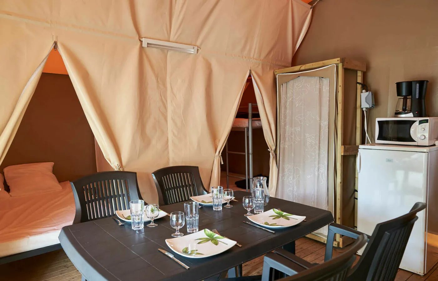 Tente aménagée camping Rives d'Arc - intérieur