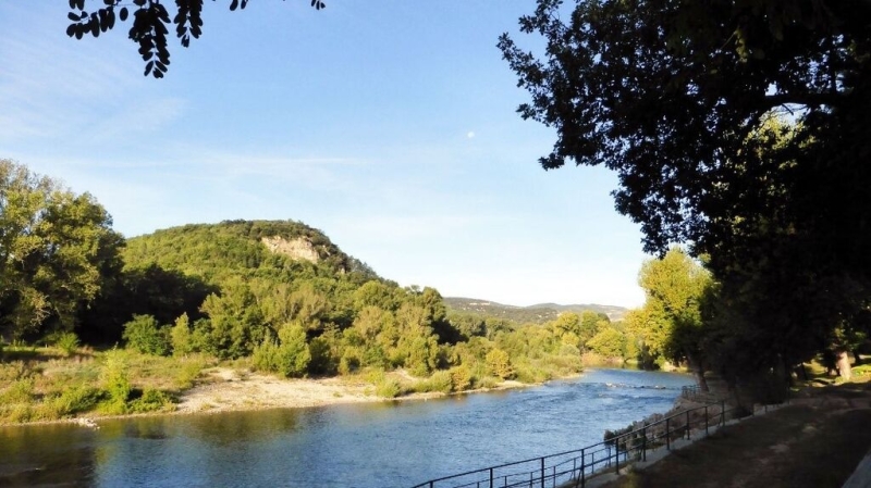 Rivière de l’Ardèche à proximité du camping Rives d’Arc